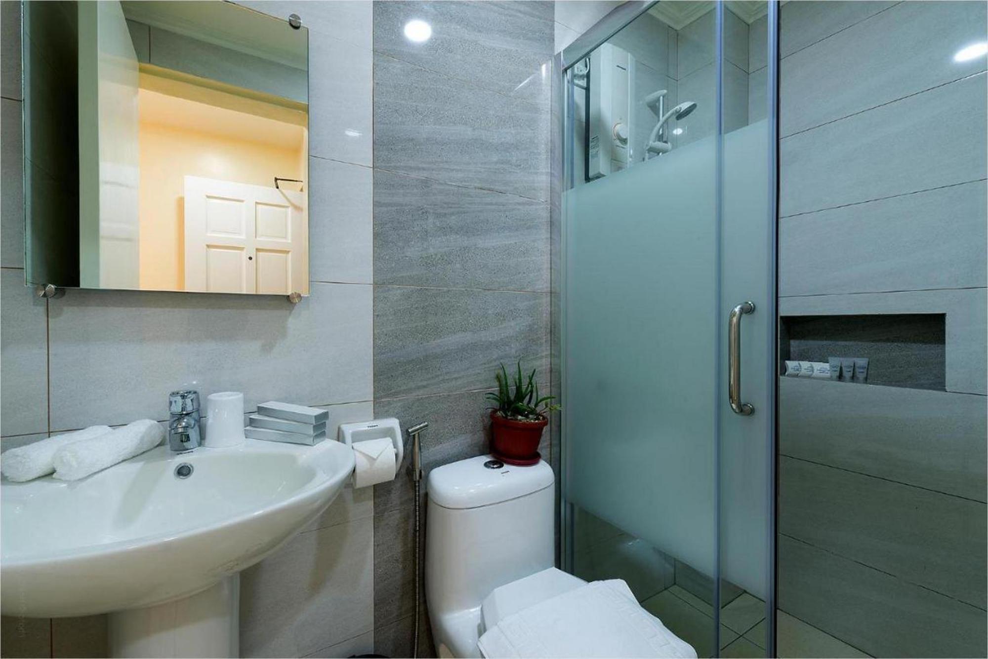 Bernardo'S Lantia Hotel Basco Room photo